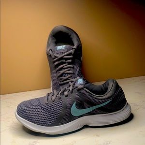 NIKE revolution 4